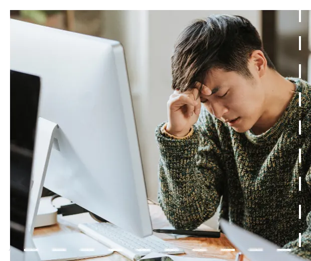 PCの前で疲れる男性